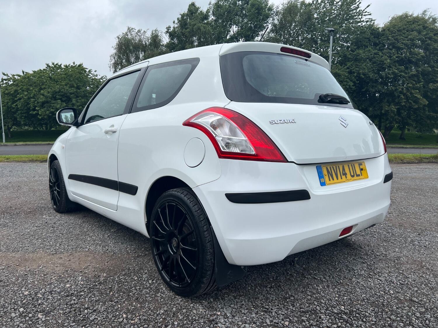  SUZUKI SWIFT