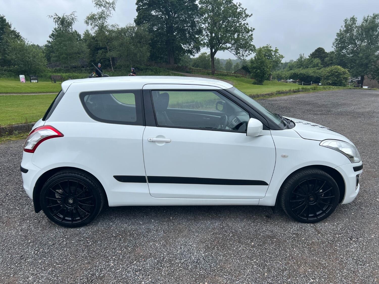  SUZUKI SWIFT